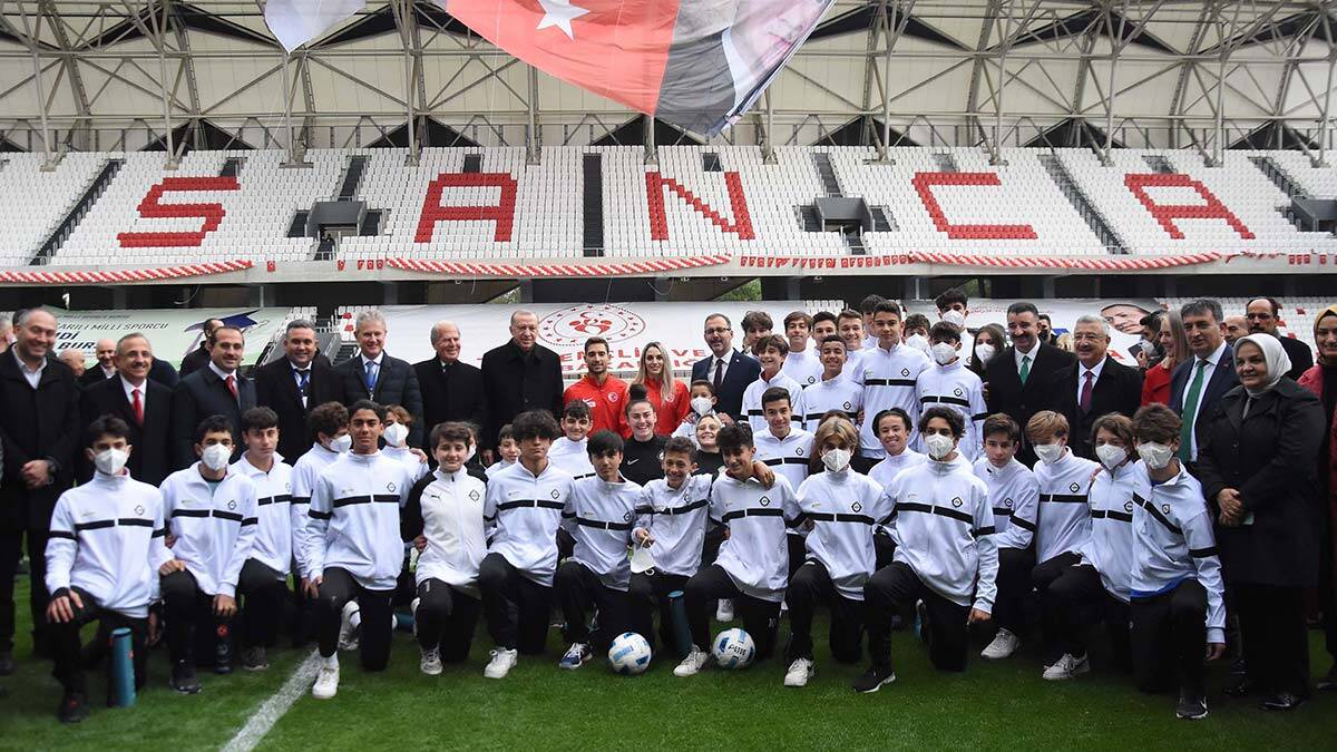 " Burada sadece futbol değil gençlik merkezinde kitap da okuyabilecek, çalışmalarınızı da yapabileceksiniz"