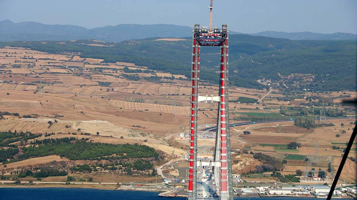 Köprü tamamlanınca 'dünyanın en büyük orta açıklığına sahip asma köprüsü' unvanına sahip olacak