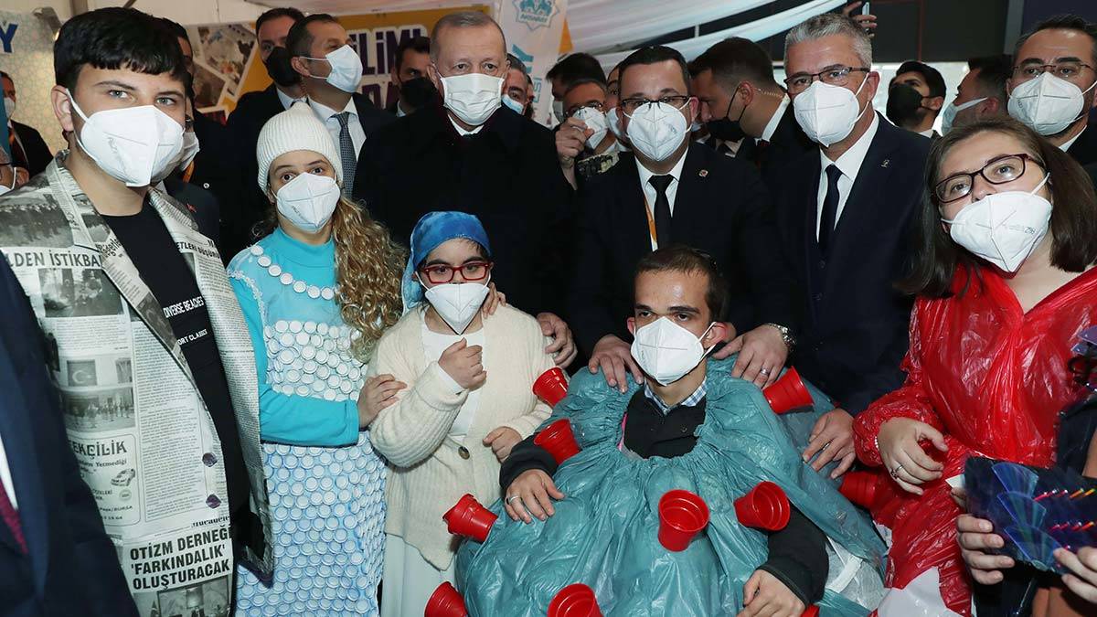 " Eser ve hizmet siyaseti ile konuşanlar ile yalan, iftira, kin ve nefretten başka sermayesi olmayanları en iyi sizlerin ayırt edeceğine inanıyorum."