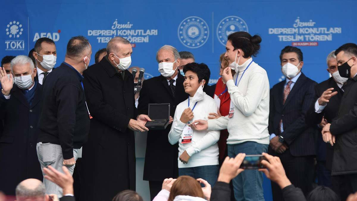 " İnşallah, bugün Alsancak'taki 14 bin kişilik tribüne sahip 101 bin milyar lira yatırım bedeli olan yeni stadımızı da hizmete açıyoruz"