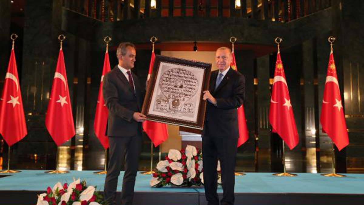 Mahmut Özer Bakanlık tarafından hazırlanan 'Türkiye'de Eğitimin 20 Yılı' kitabını hediye etti.