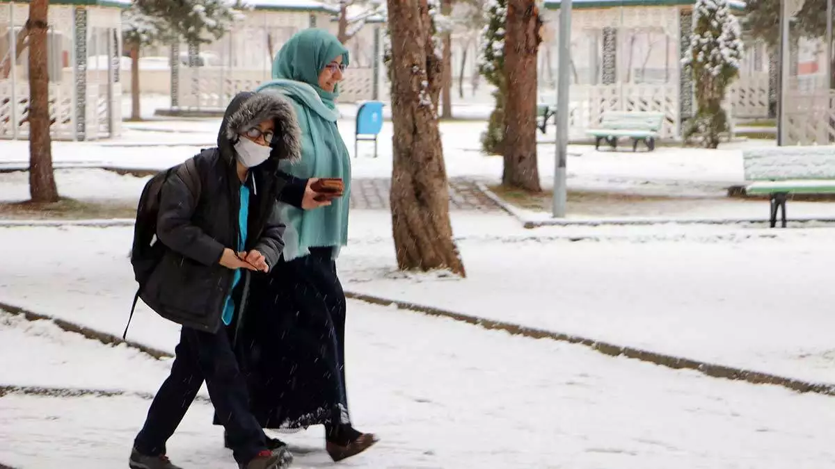 Erzurum'da kar yağışı kenti beyaza bürüdü