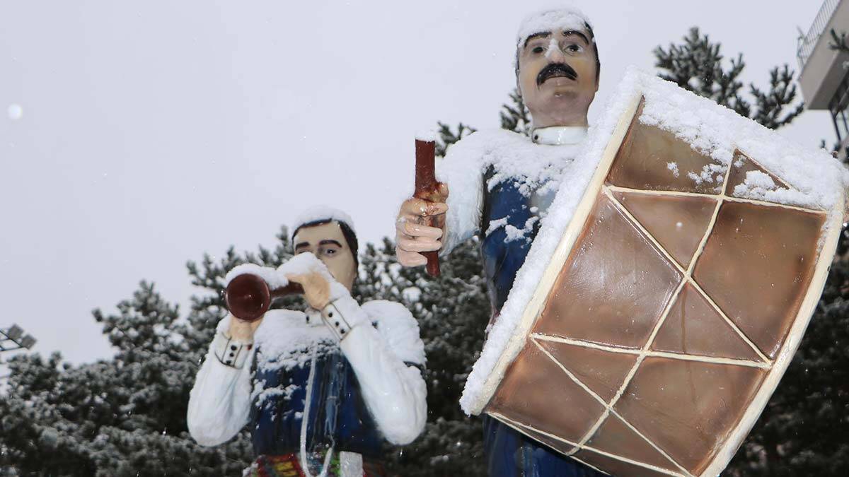 "Karın yağması hem temizliktir hem de bereket. Yağanla karla birlikte havalar da ısındı"