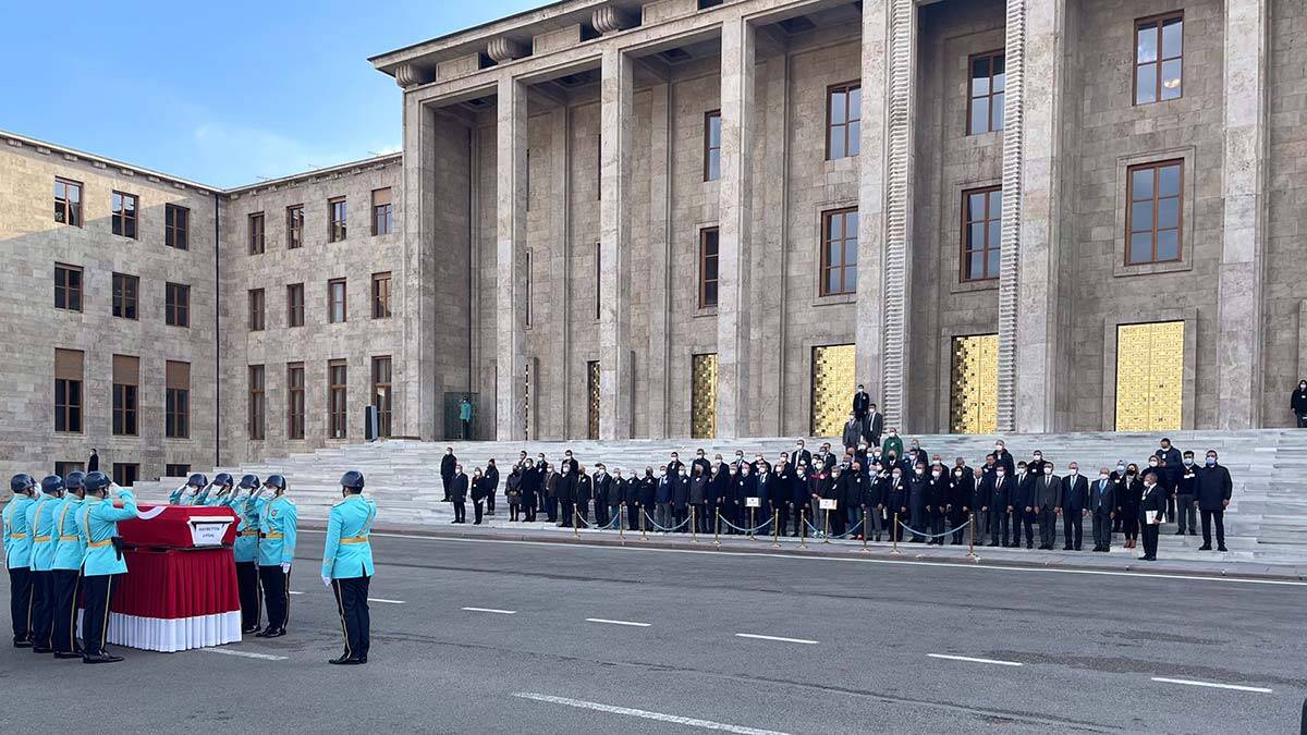 Eski bakan Hayrettin Uysal için TBMM'de tören