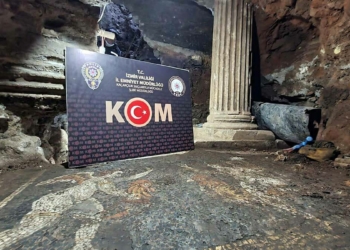 Ev bahçesinde 2 bin 200 yıllık mozaik bulundu