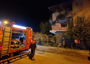 Evden çıkarılan kiracılar sigara içerken evi yaktı