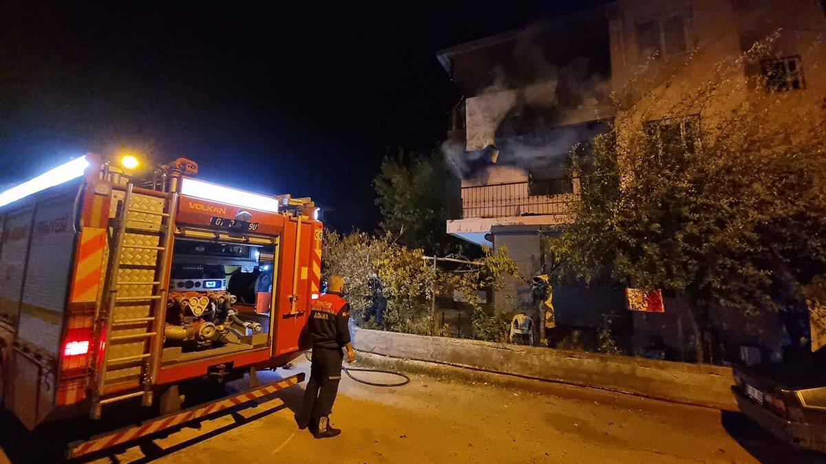 Evden çıkarılan kiracılar sigara içerken evi yaktı