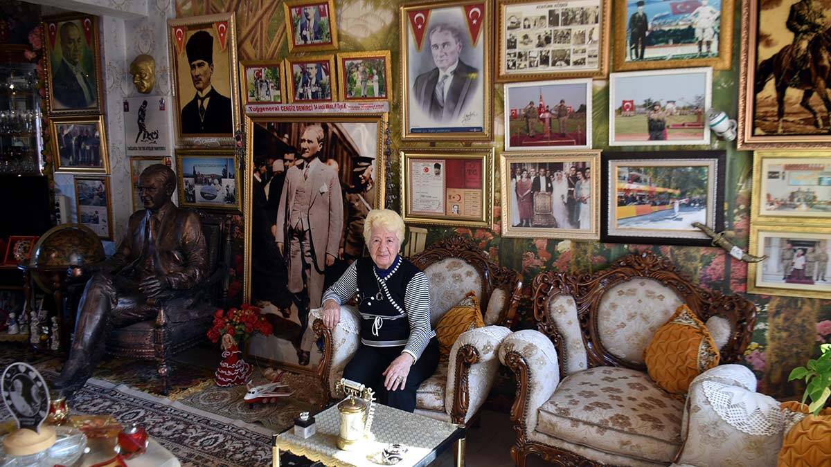 " Babam Makedonyalı, annem Selanikli. Küçüklüğümüzde her bayram her yeri bayraklarla donatırdık. Bayramlarımız bayram gibiydi. Hepsini çok güzel kutluyorduk "