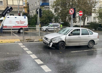 Eyüpsultan'da otomobil trafik ışıklarına çarptı