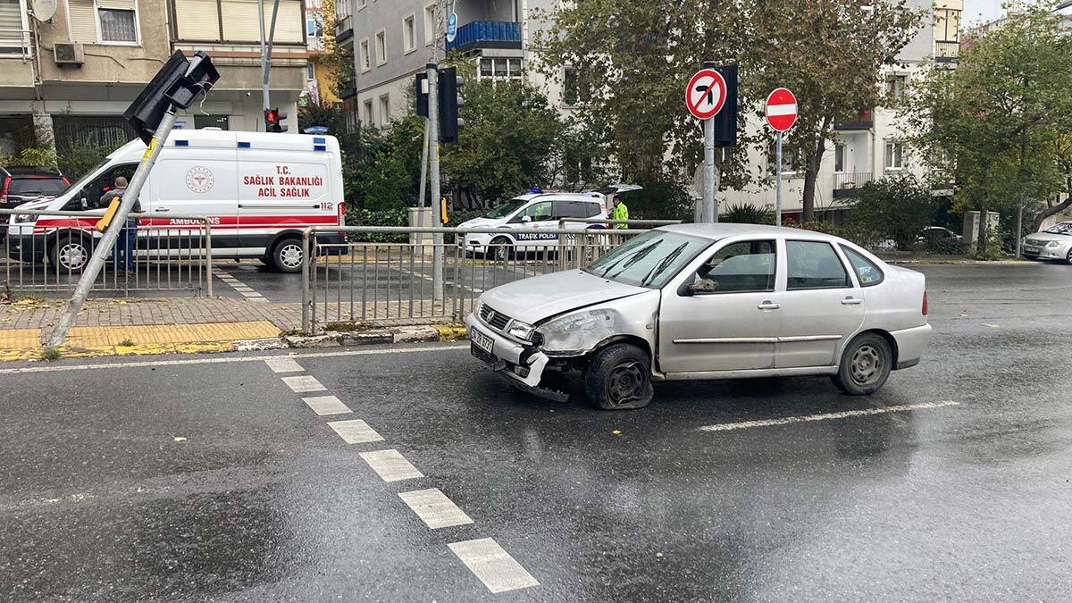 Eyüpsultan'da otomobil trafik ışıklarına çarptı