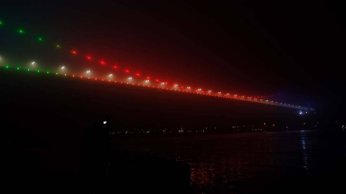 FSM Köprüsü Azerbaycan bayrağı renkleri ile ışıklandırıldı