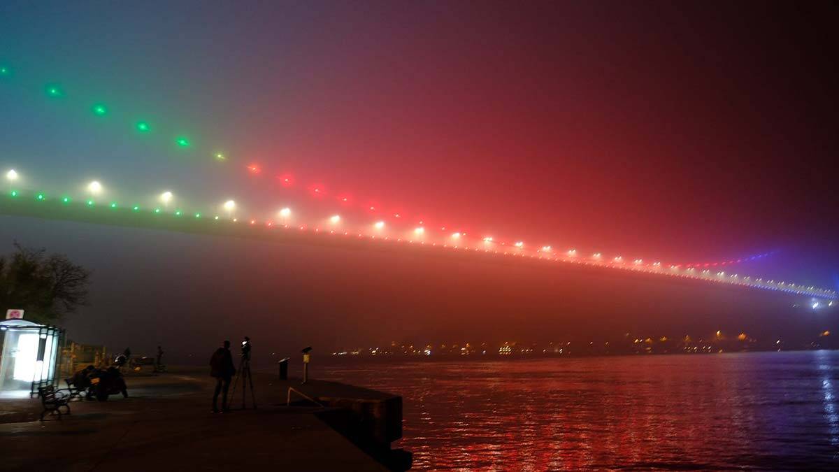 Köprü ışıkları gün ağarıncaya kadar Azerbaycan bayrağı renklerinde yanacak