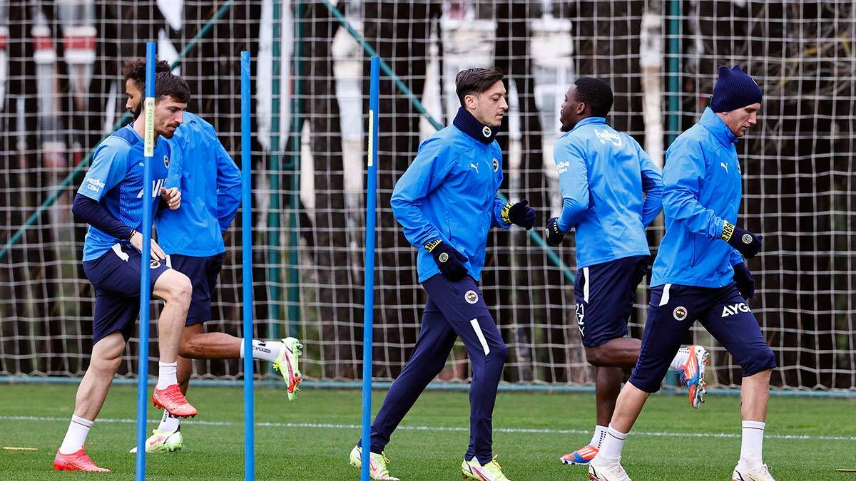  Dar alanda gerçekleştirilen çift kale maçla devam eden antrenman, bireysel çalışmalarla tamamlandı 