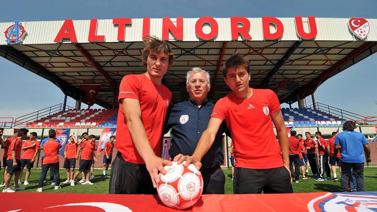 " Antrenörlerin her söylediğini fazlasıyla yaptı. Şu anda kendisi Avrupa’nın en büyük liglerinde forma giyiyor"