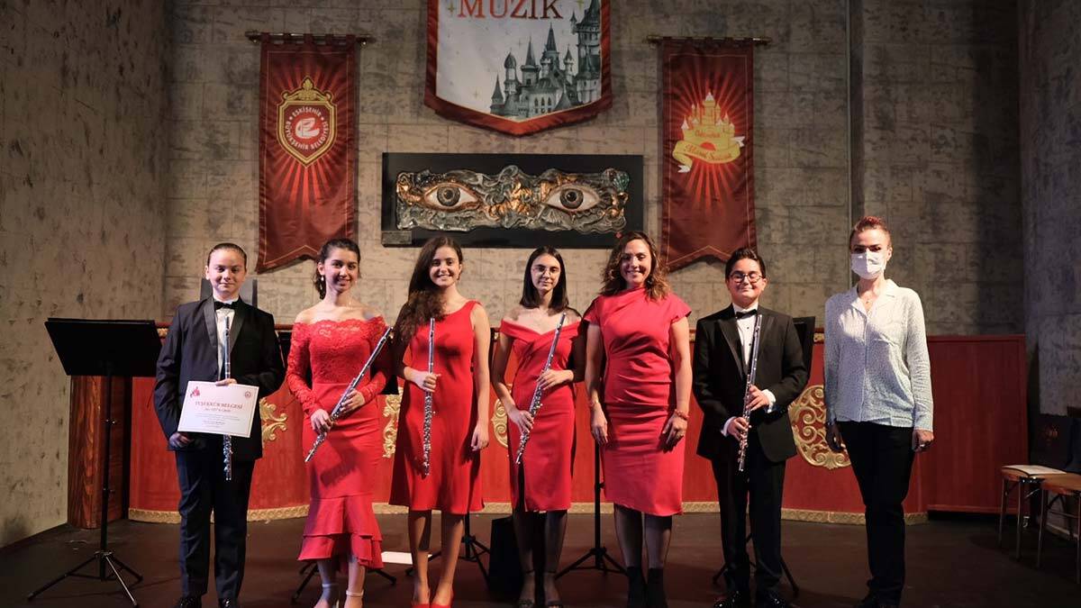 Genç solistler çocuklar için sahne aldı