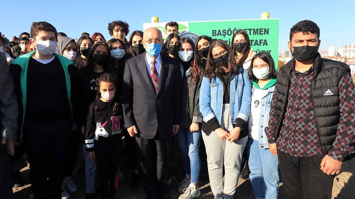 Yenimahalle Belediyesi’nden Başöğretmene hatıra ormanı. Bin 500 ağaç toprakla buluştu.
