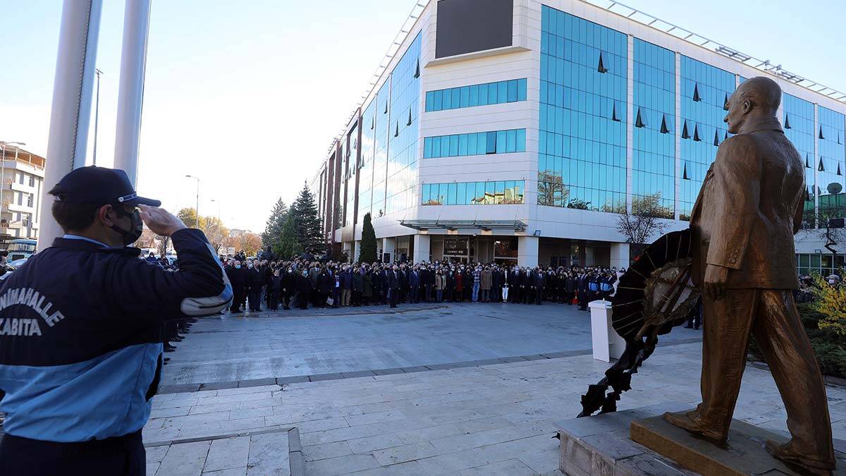 Yenimahalle'de hayat durdu. Türkiye Cumhuriyeti'nin kurucusu Gazi Mustafa Kemal Atatürk, ebediyete uğurlanışının 83’üncü yılında, belediye önünde gerçekleşen törenle anıldı.