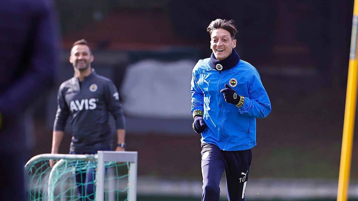  Pas çalışmalarıyla süren idman, dar alanda gerçekleştirilen çift kale maçla sona erdi