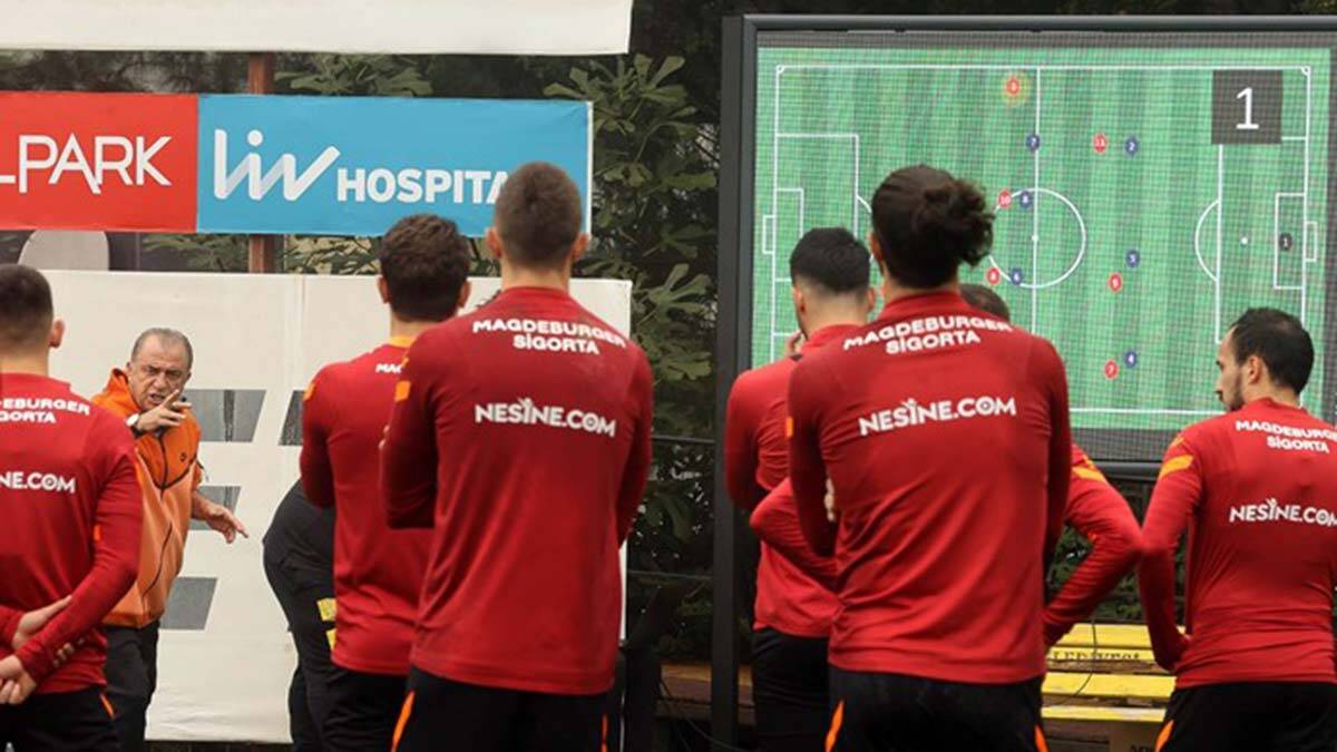 Gruplar hâlinde sınırlı alanda top kapma ve pas çalışması gerçekleştirildi