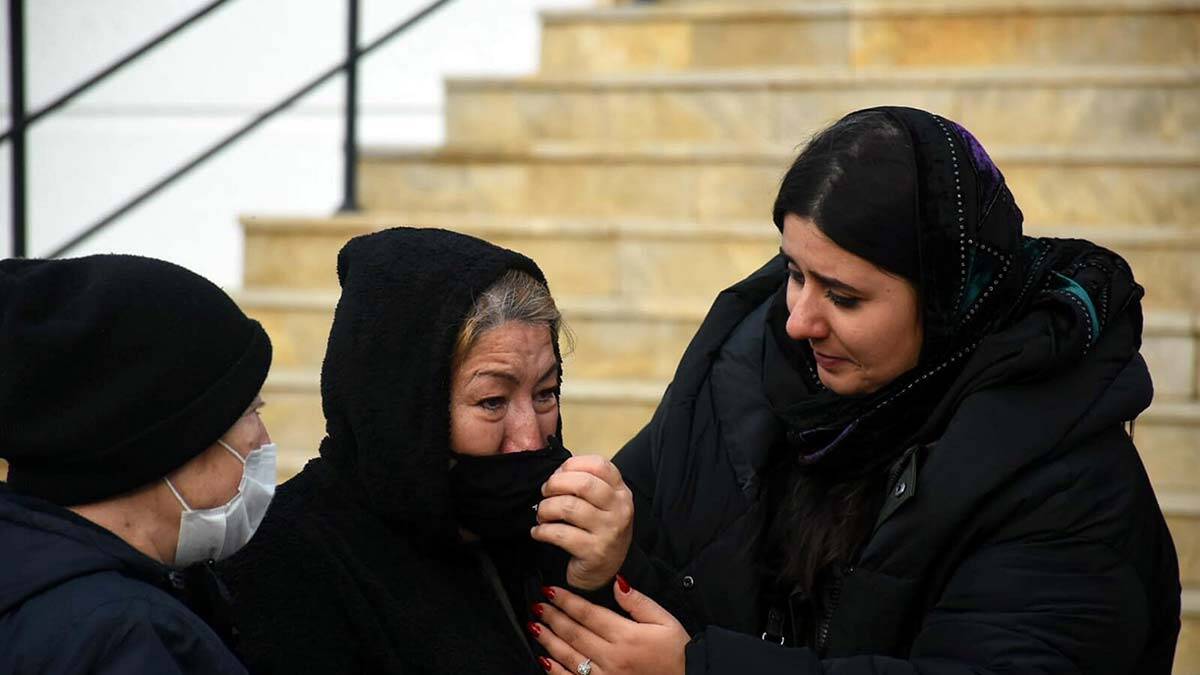 Sefa Özkaya'nın cenazesi, ikindi vakti kılınan namaz sonrası Dikili Belediyesi Kabristanı'nda toprağa verildi