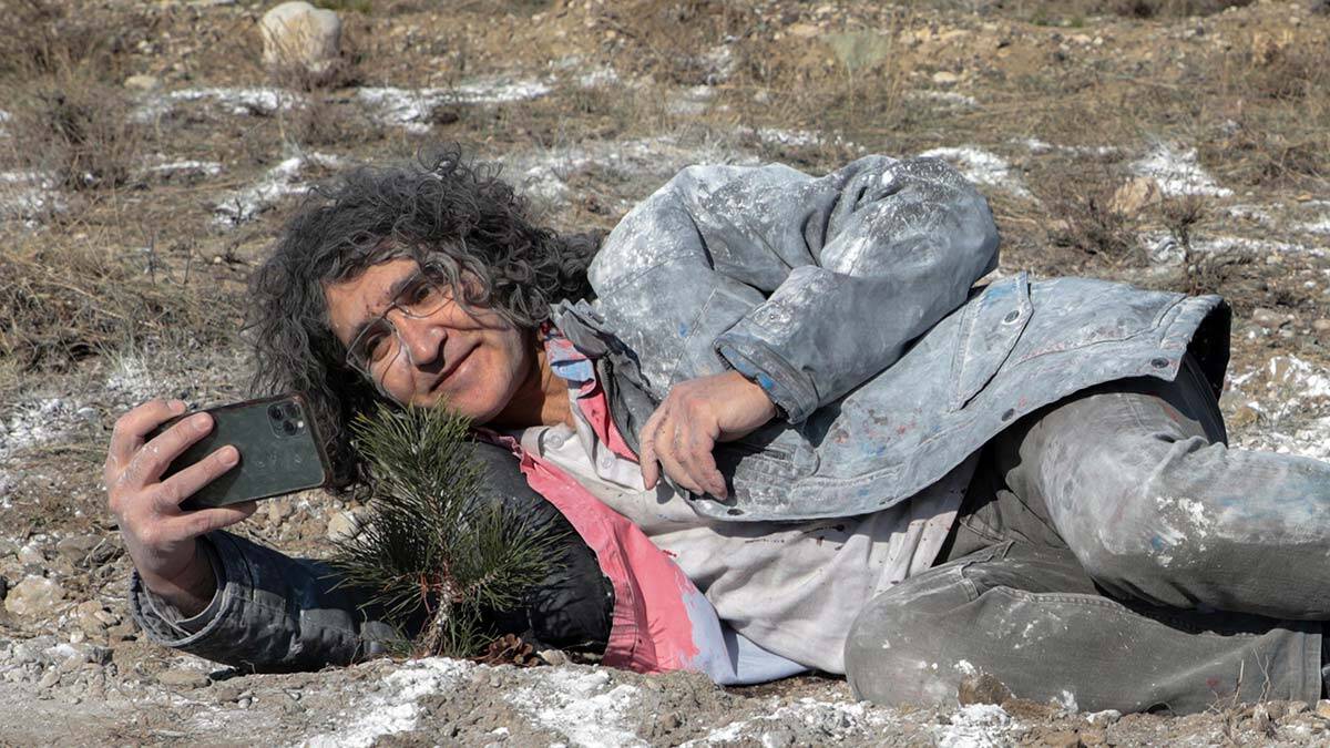 Geçen yıl diktiği fidanın doğum gününü kutladı