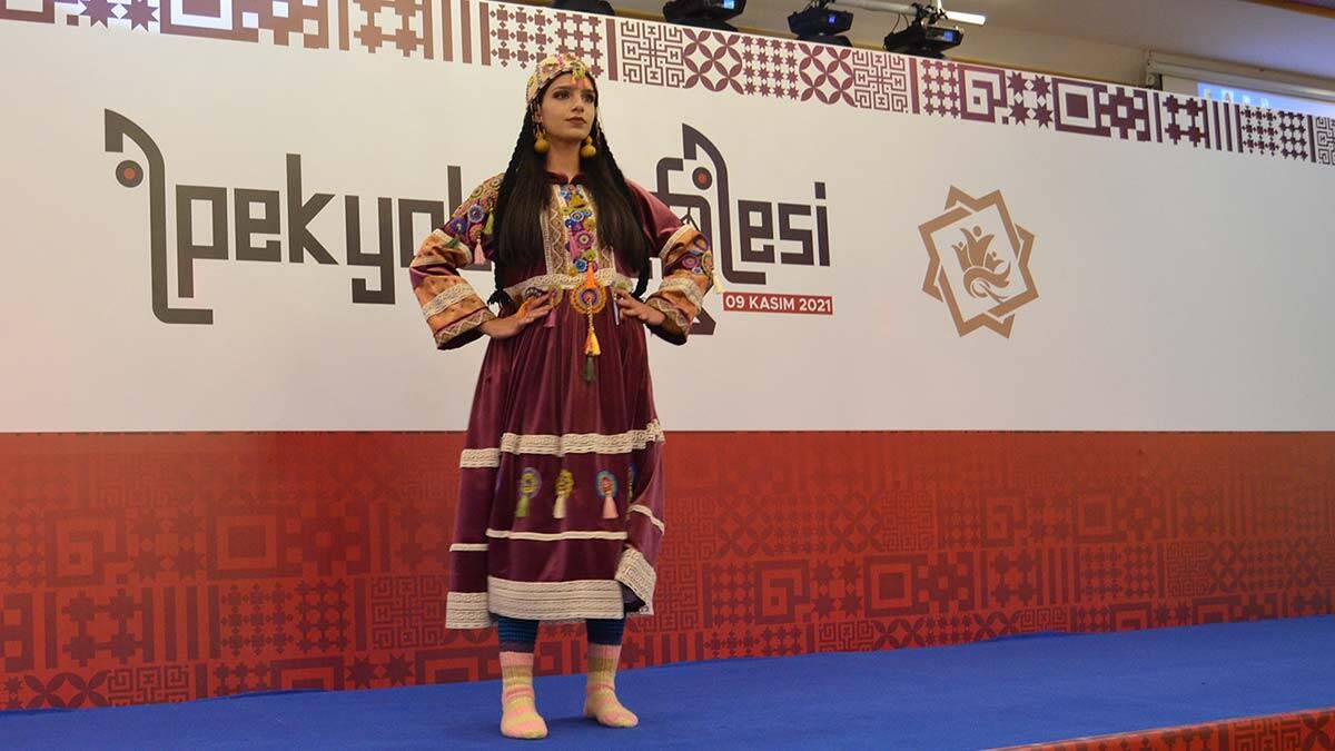 Geri dönüşüme atılan elbiseler yeniden dikildi