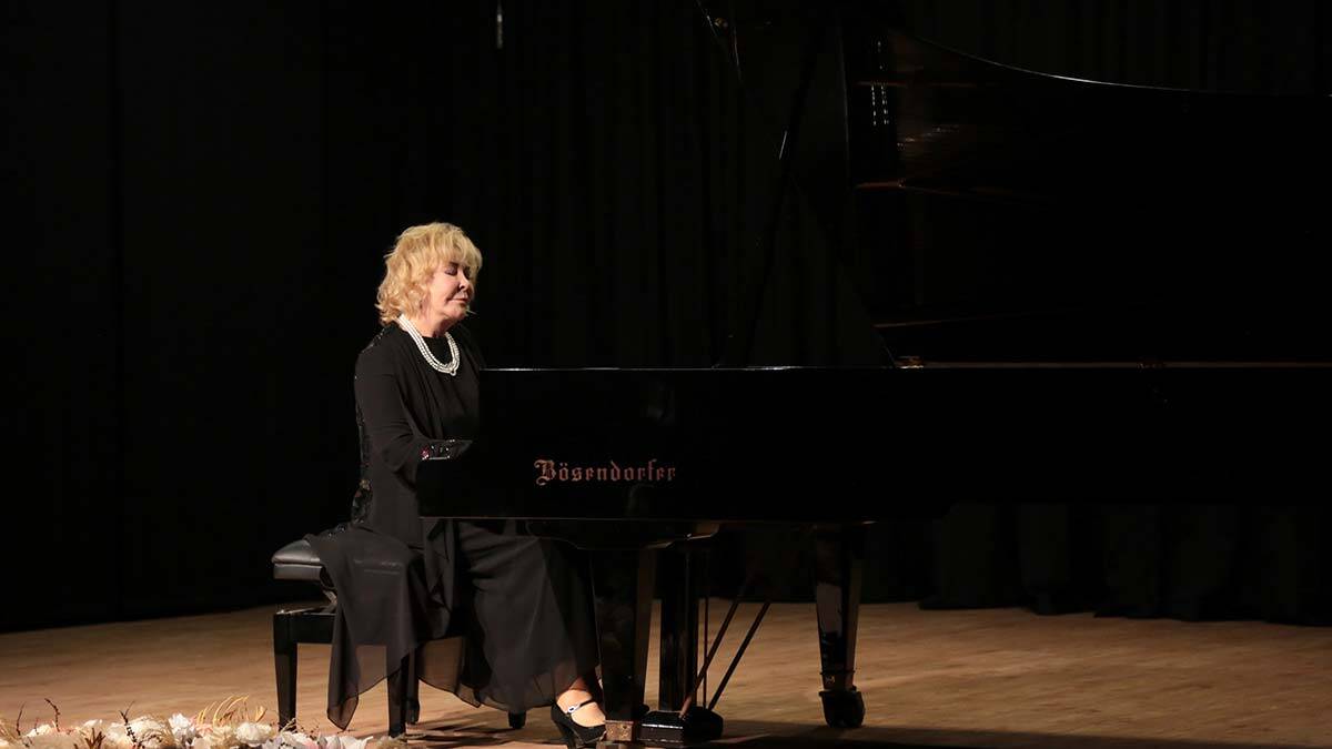 Kışta Baharda konserleri Gülsin Onay'la başladı