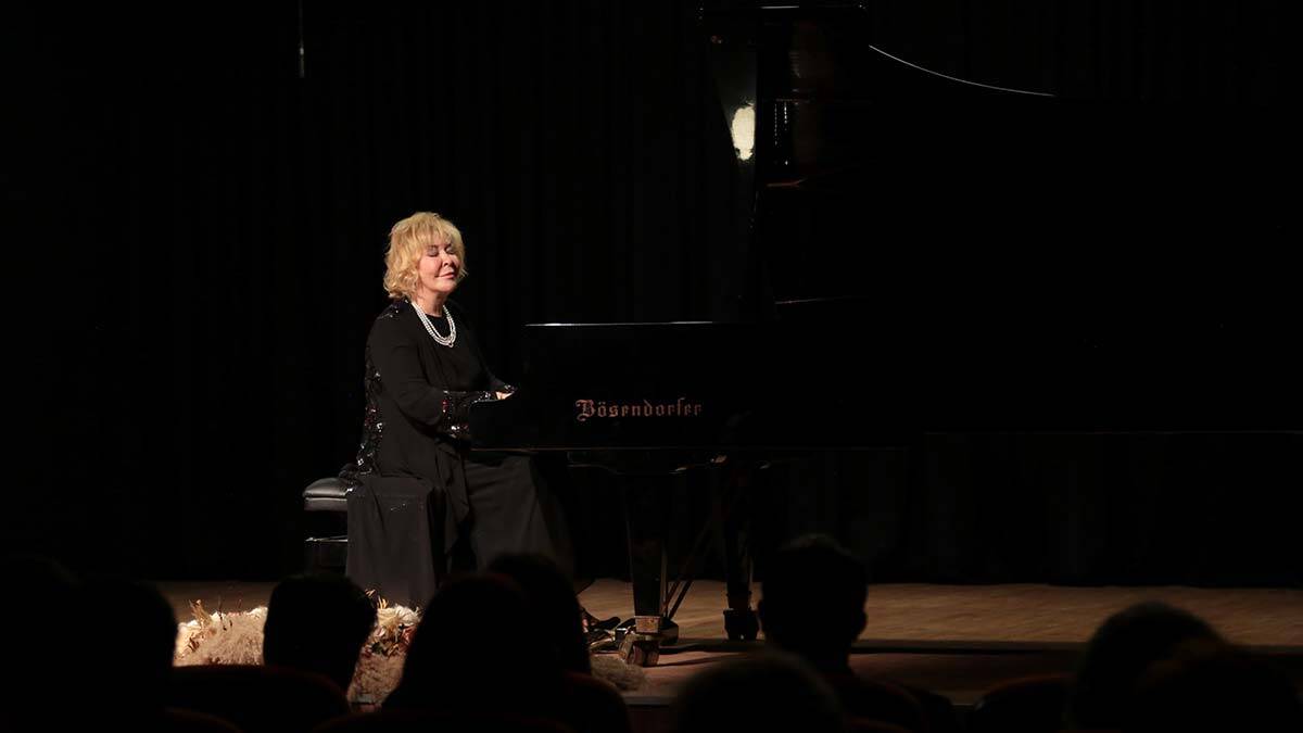 Kışta Baharda konserleri Gülsin Onay'la başladı