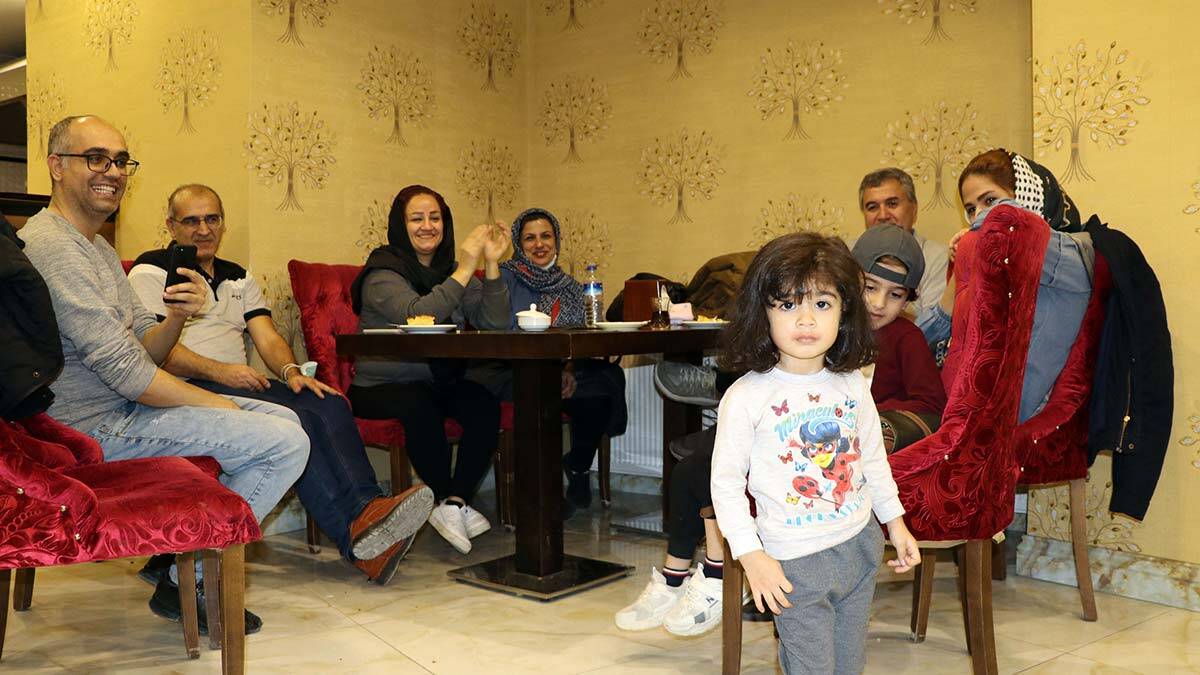 Gümrük kapısı açıldı; İranlı turistler Van'da