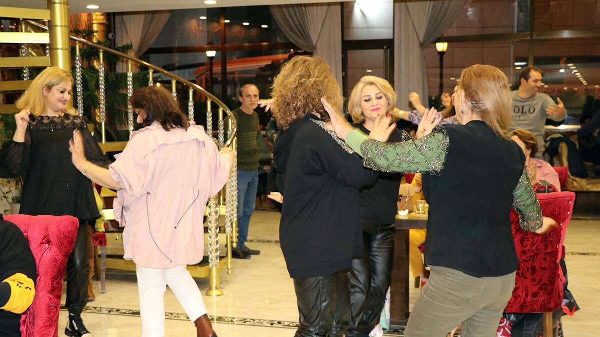 Turistler eğlence mekanlarında şarkılara eşlik edip müzik eşliğinde eğleniyor