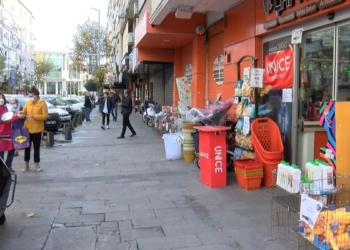 Güngören'de hırsızlık yapan kişi güvenlik kamerasında