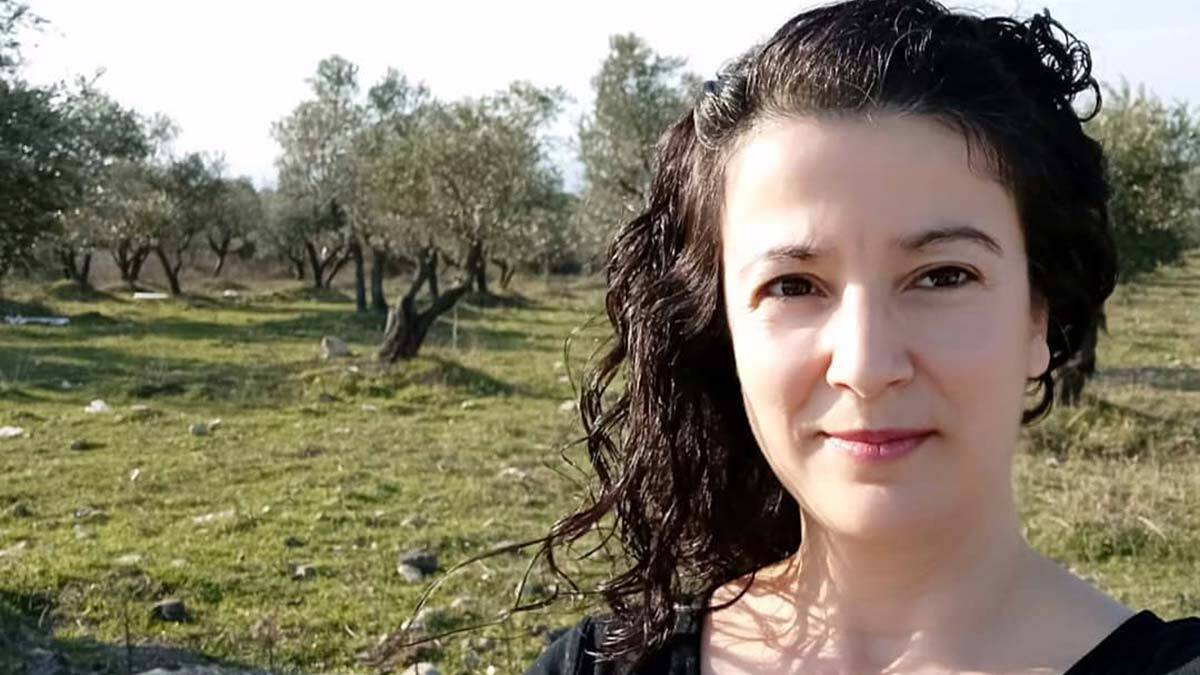 " Zor şartlara rağmen ayakta kalabilen, dahası ışıl ışıl parlayabilen bu güzellik bana narin görünümüne rağmen çelik gibi dirençli olan bir kadını çağrıştırdı"