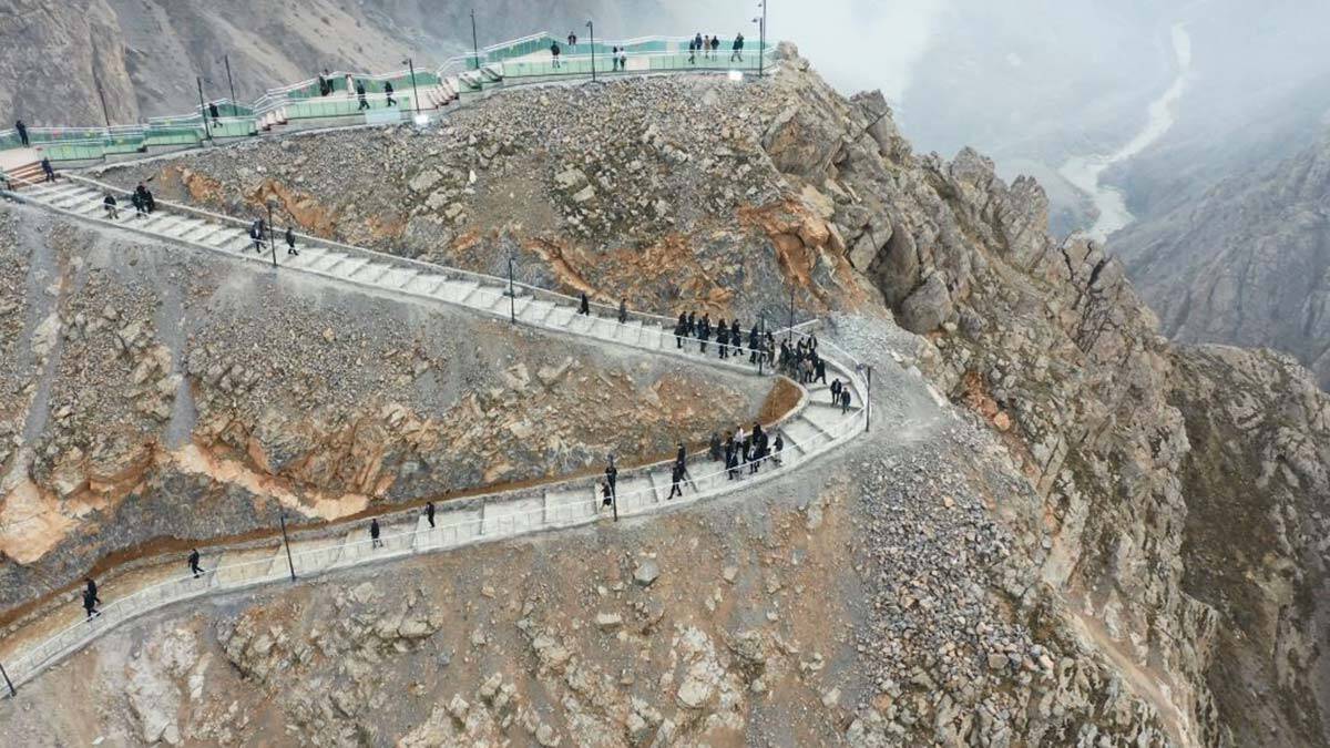 "Yine bakanlarımızın ilgi ve destekleriyle bu hizmetler yapılıyor"