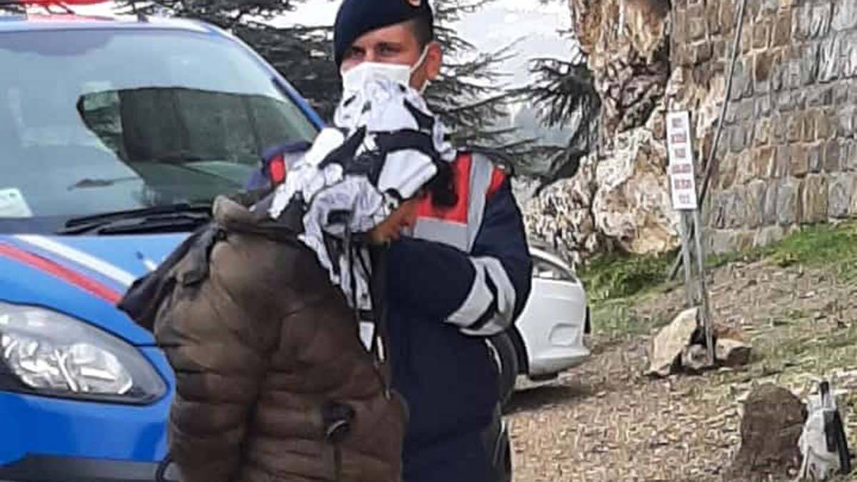 Jandarma atlamak isteyen kişiyi jandarma kurtardı