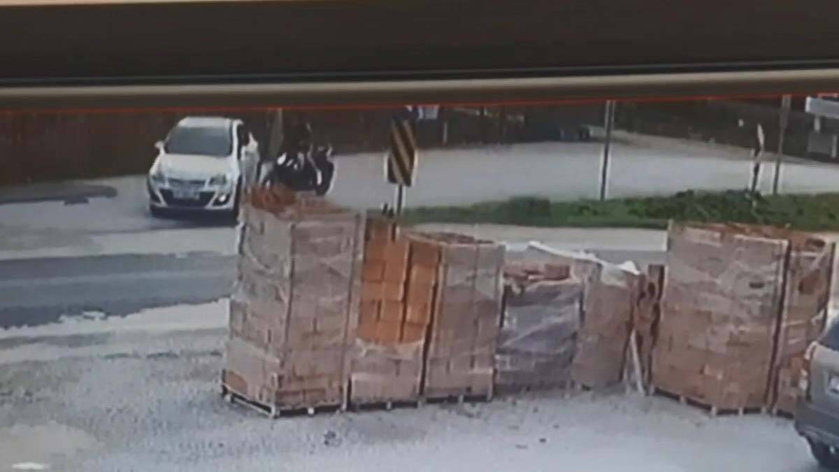 Hatalı dönüş yapan otomobil motosiklete çarptı