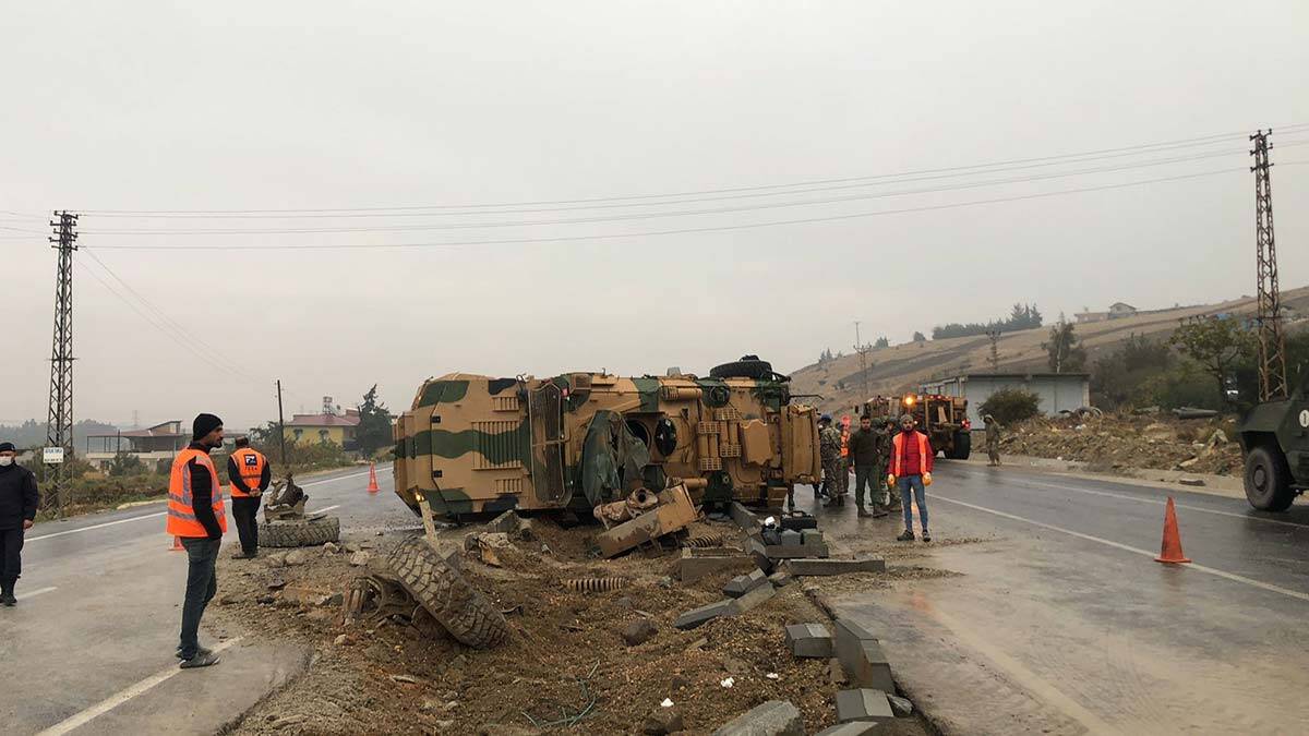 Hatay'da askeri araç devrildi: 3 asker yaralı