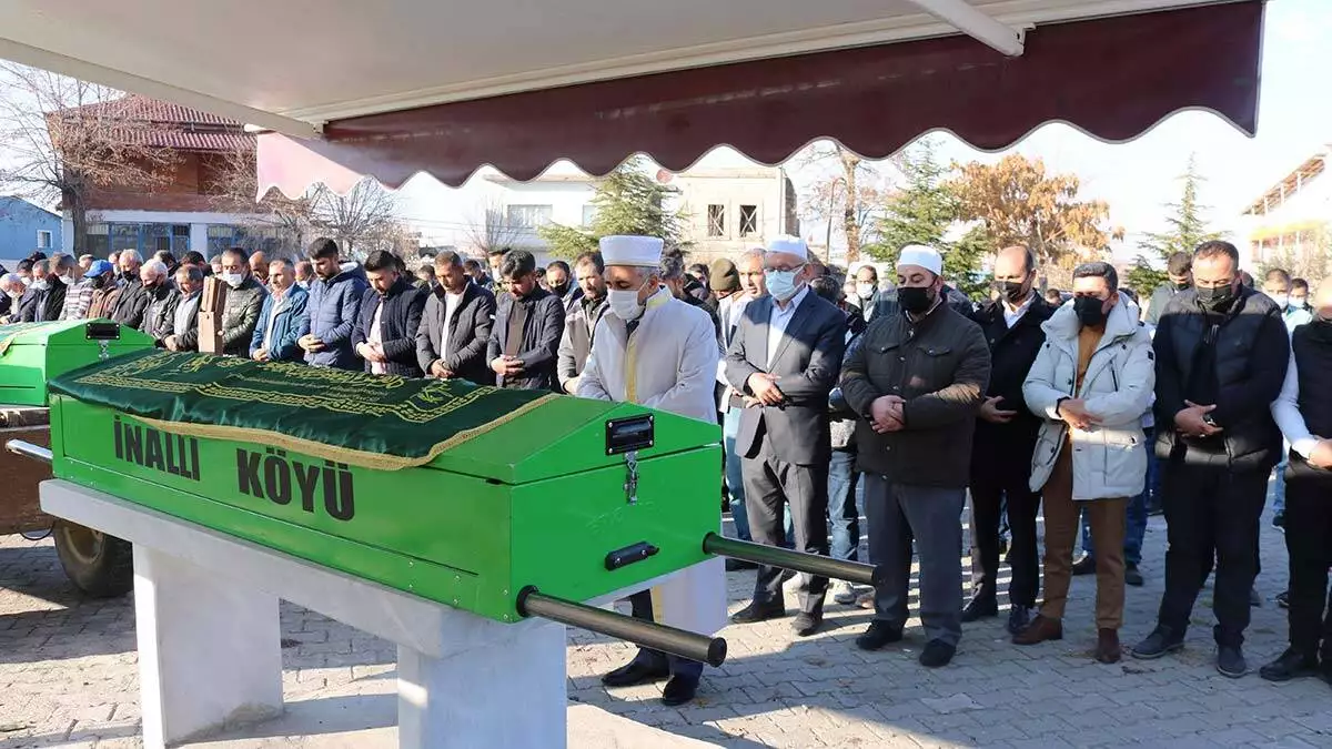 Kılınan cenaze namazının ardından baba ve iki oğlu köy mezarlığında toprağa verildi