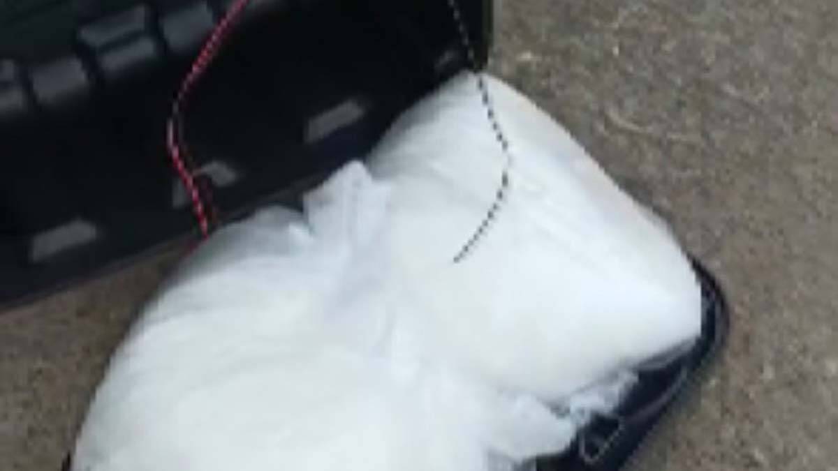 Yapılan aramada, hoparlöre gizlenmiş 2 kilo metamfetamin ele geçirildi