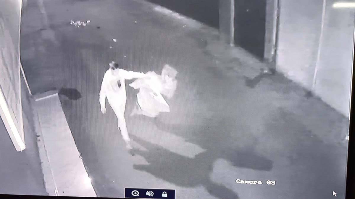 Güvenlik kameralarındaki görüntülerde bir kişinin elindeki plastik malzemeleri ve lastiği yaktıktan sonra dükkana attığı görüldü