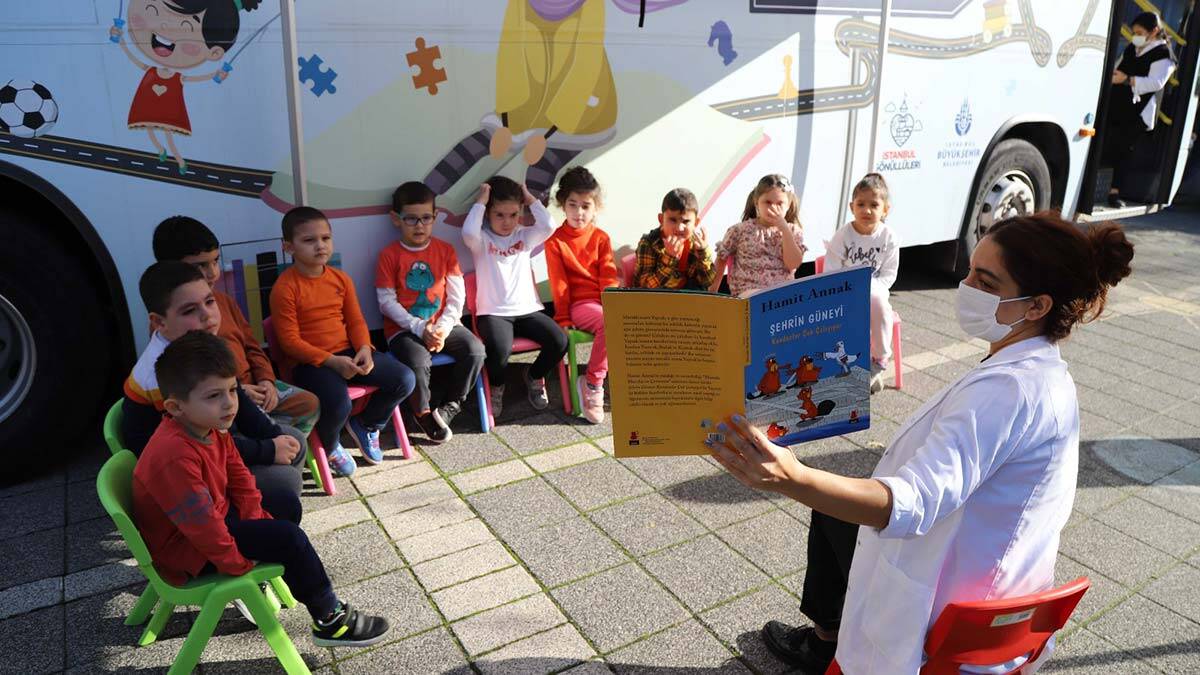 İBB'nin Gezici Kütüphanesi Kartal Kreşlerinde