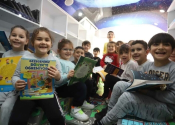 İBB'nin Gezici Kütüphanesi Kartal kreşlerinde