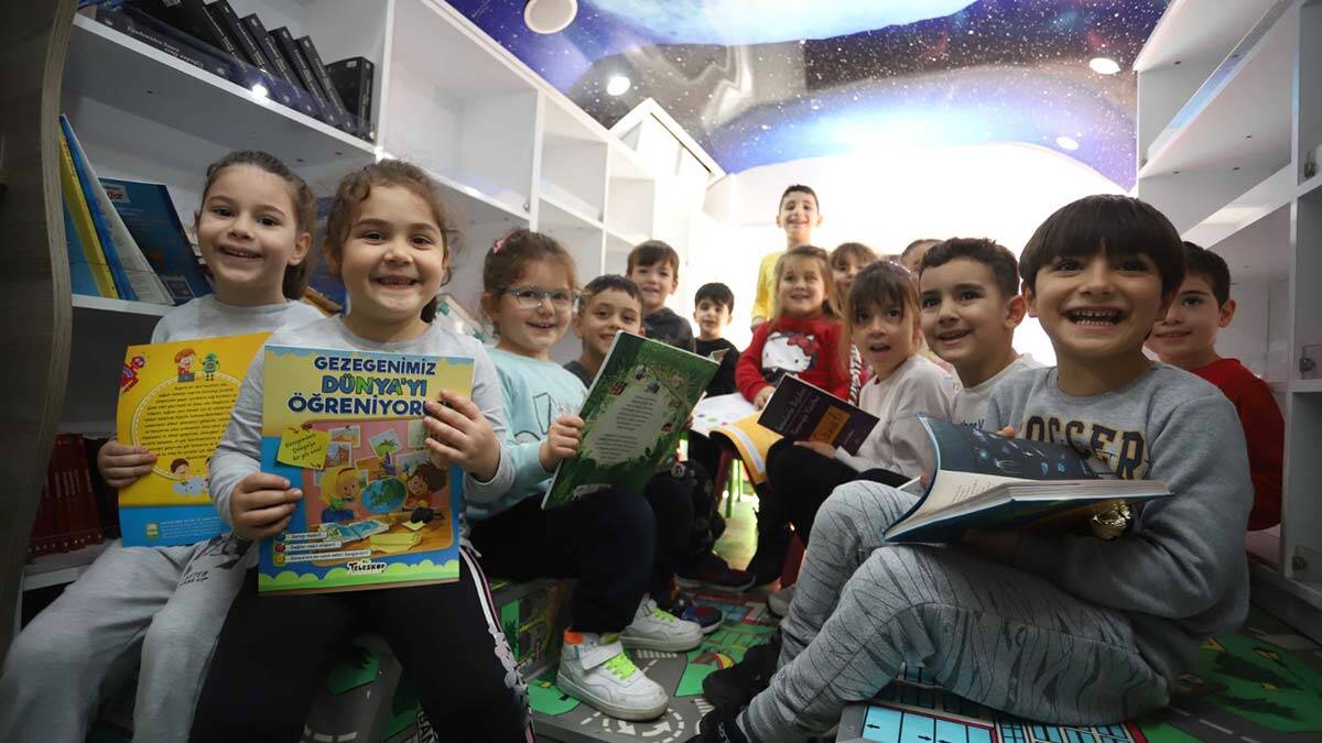 İBB'nin Gezici Kütüphanesi Kartal kreşlerinde