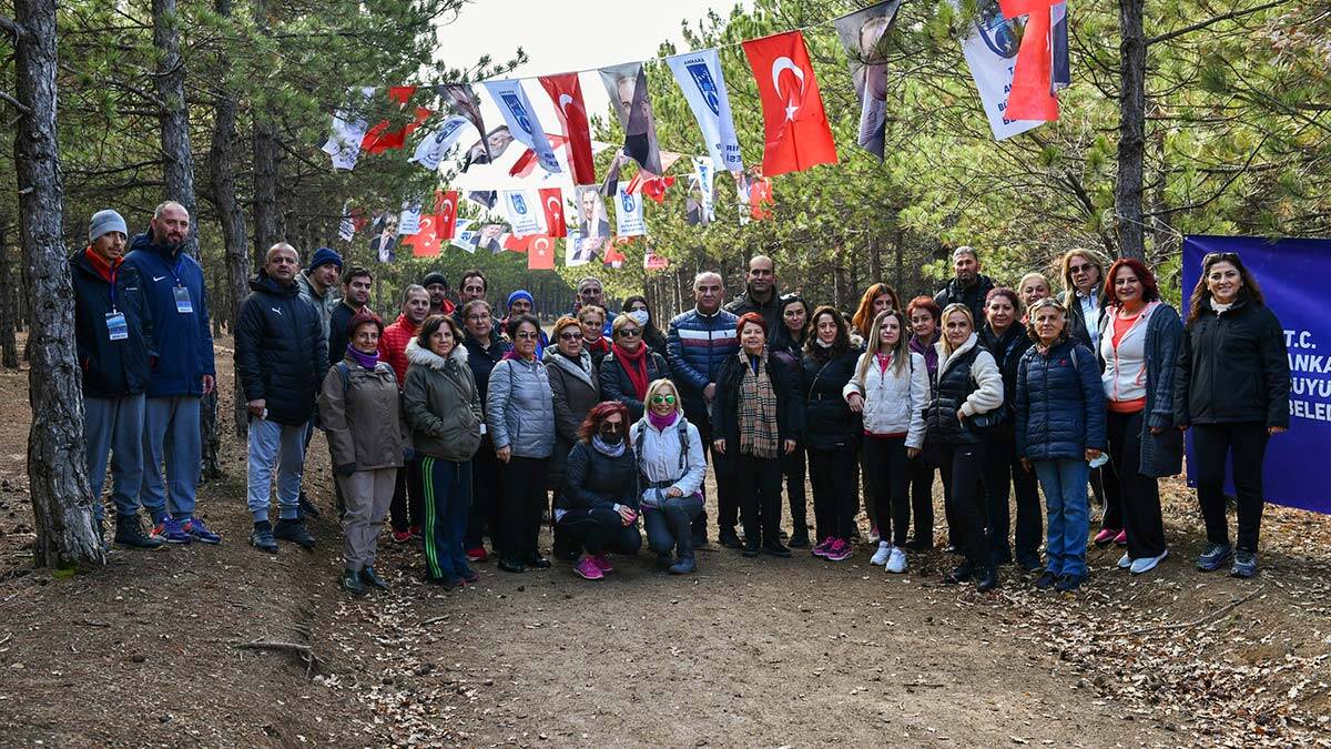 Muhtarlıklar Daire Başkanlığı ile Gençlik ve Spor Daire Başkanlığı öncülüğünde Eymir Gölü ODTÜ Ormanında düzenlenen doğa yürüyüşüne 70 kadın muhtar katıldı.