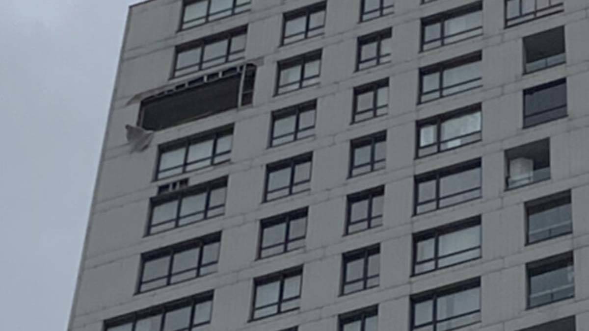 Başakşehir'de 28. kattan düşen pencere korku yaşattı