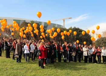 Turuncu balonlar gökyüzüne bırakıldı