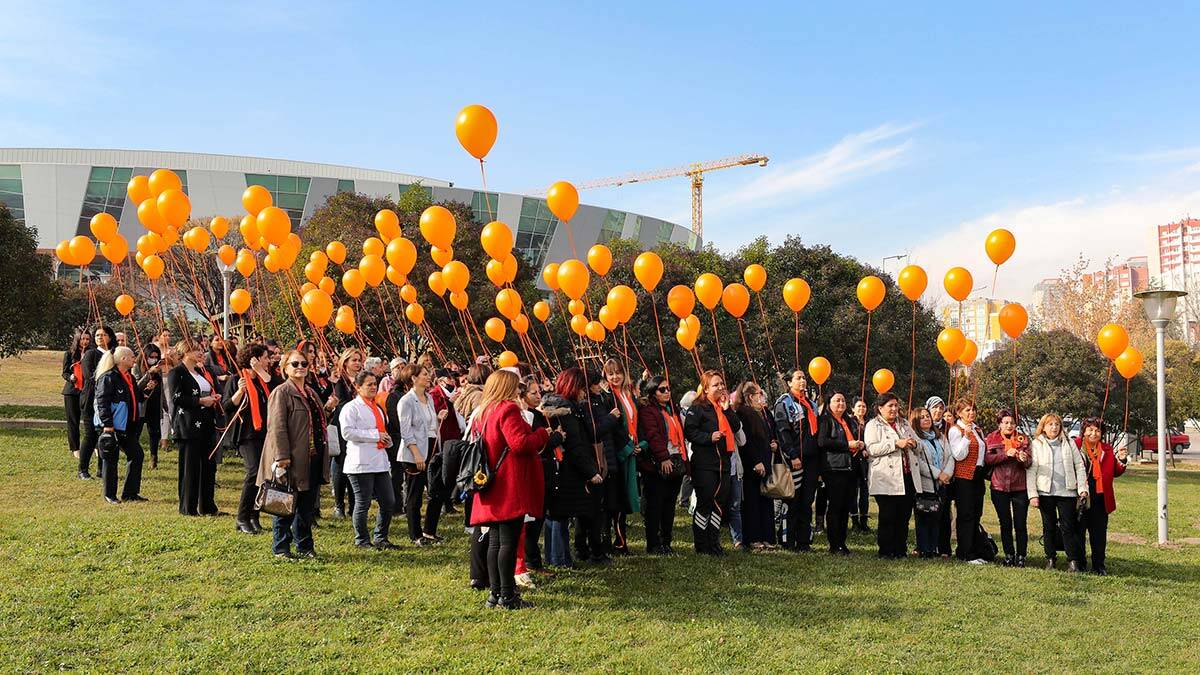Turuncu balonlar gökyüzüne bırakıldı