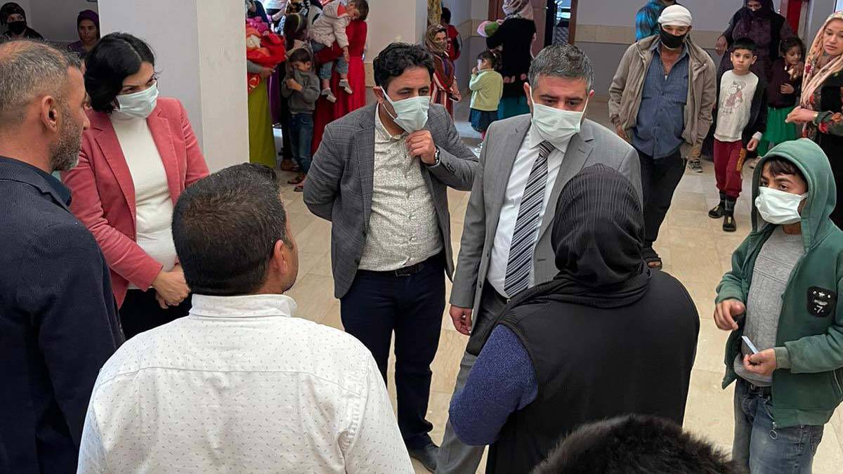 " Önlemleri de zaten rafa kaldırdık. Maske mesafeye de riayet eden kimse yok. Tabii ki bu şekilde vakalar artar"