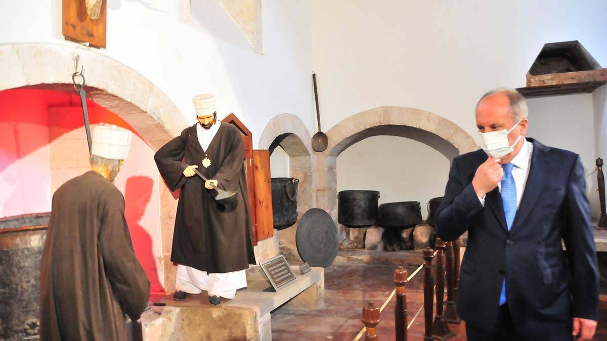 "Kendimizi siyasette kim daha çok dini söylem kullanır tartışmasının ortasında bulduk"