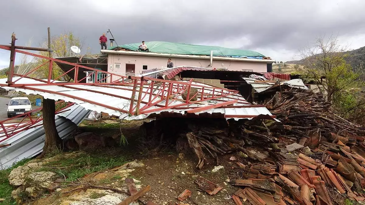 Fırtına ve hortum nedeniyle 15 evin çatısında hasar oluştu