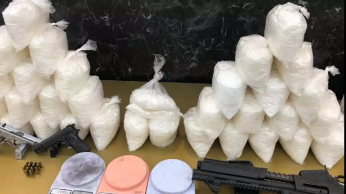 73 kilo 160 gram metamfetamin maddesi, 4 adet hassas terazi, 2 adet ruhsatsız tabanca, 1 adet ruhsatsız pompalı tüfek, 3 adet şarjör, 19 adet mermi ele geçirildi